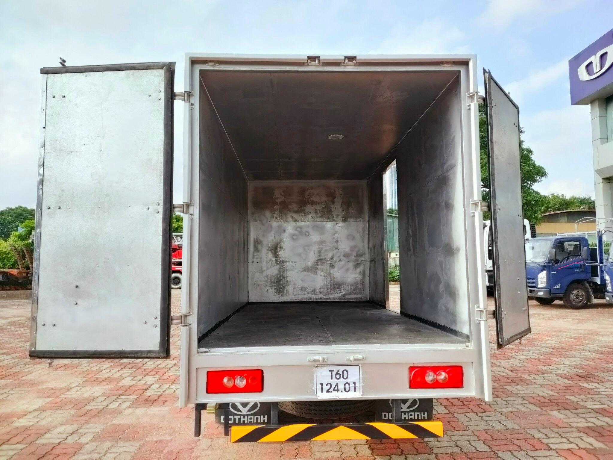 phiên bản thùng kín tiêu chuẩn của xe tải 2.5 tấn Đô thành IZ250