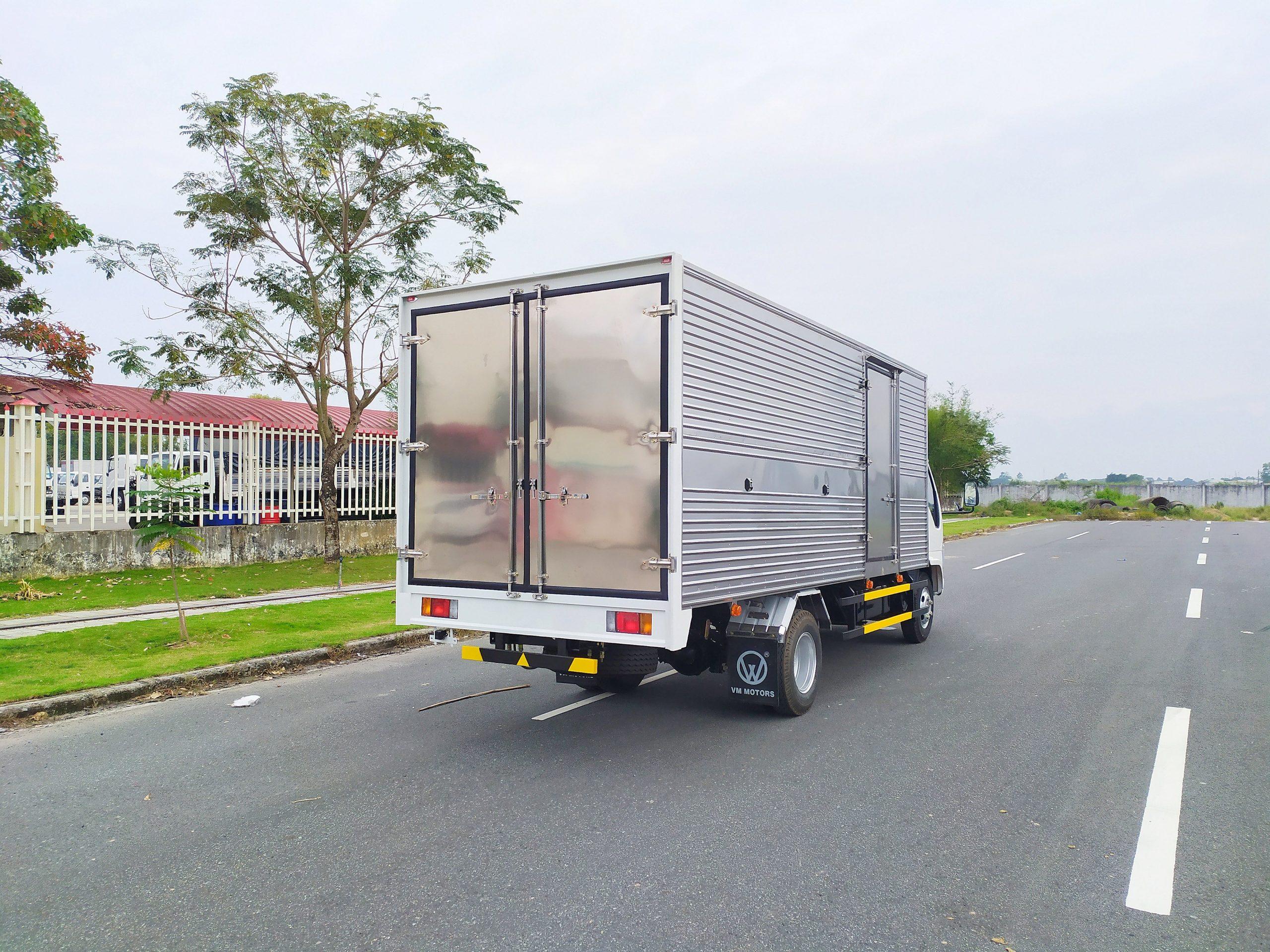 xe-tai-3-5-tan-isuzu-vm-nk650sl9-thung-kin-02.jpg