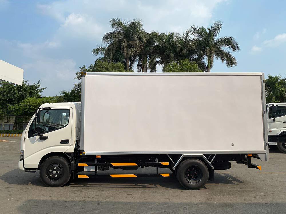 xe tải 2.5 tấn Hino XZU710L thùng kín