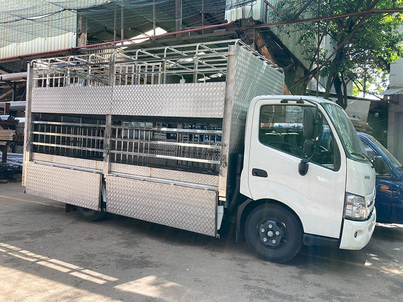 xe tải 2t5 Hino XZU710L thùng chở gia súc